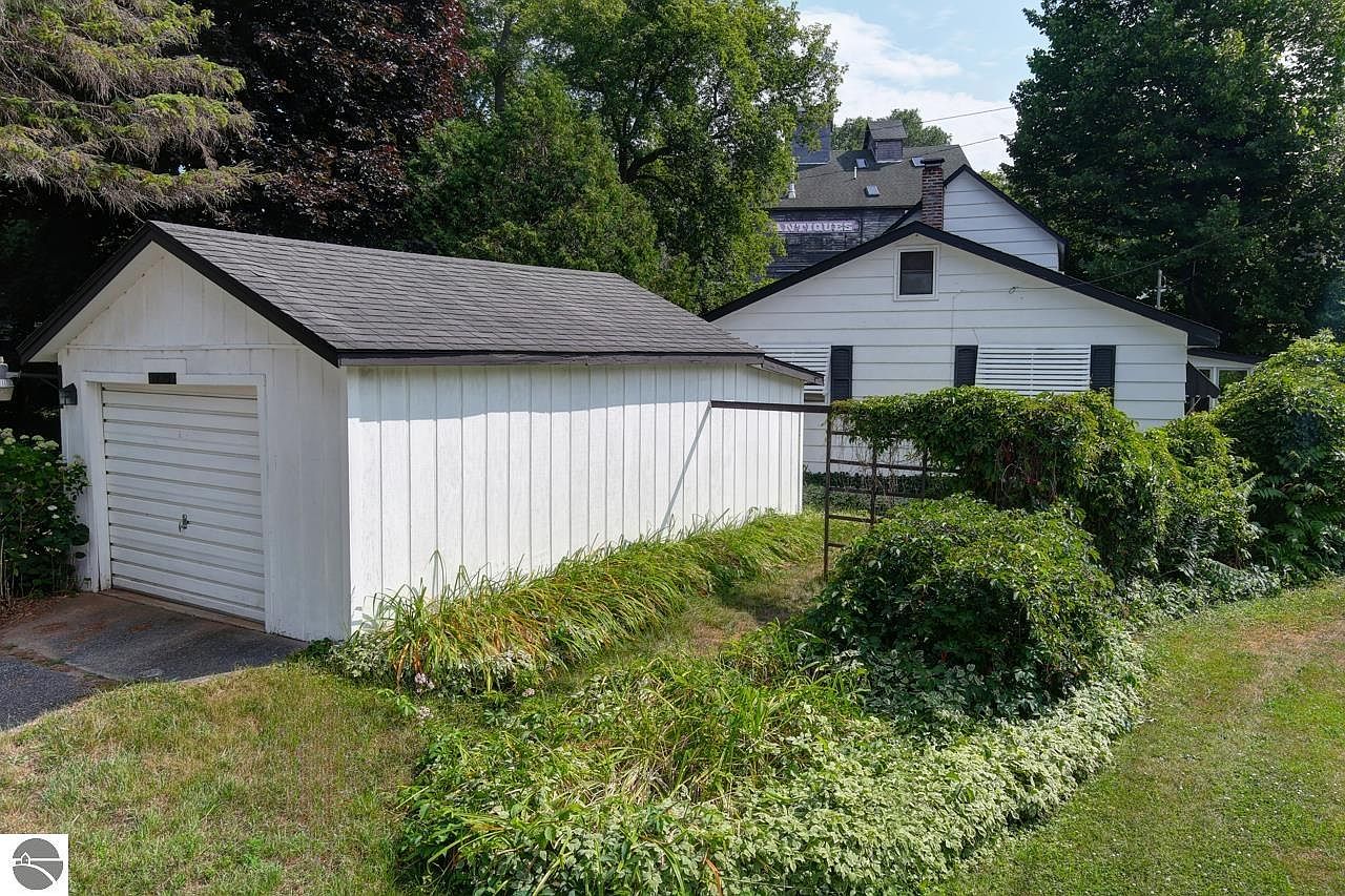 7276 Commercial St, Beulah, MI 49617 Zillow