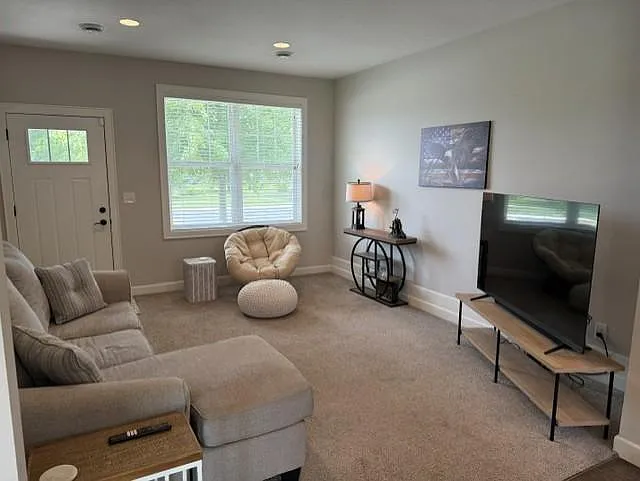 544 Tiffany Ln — Photo 2