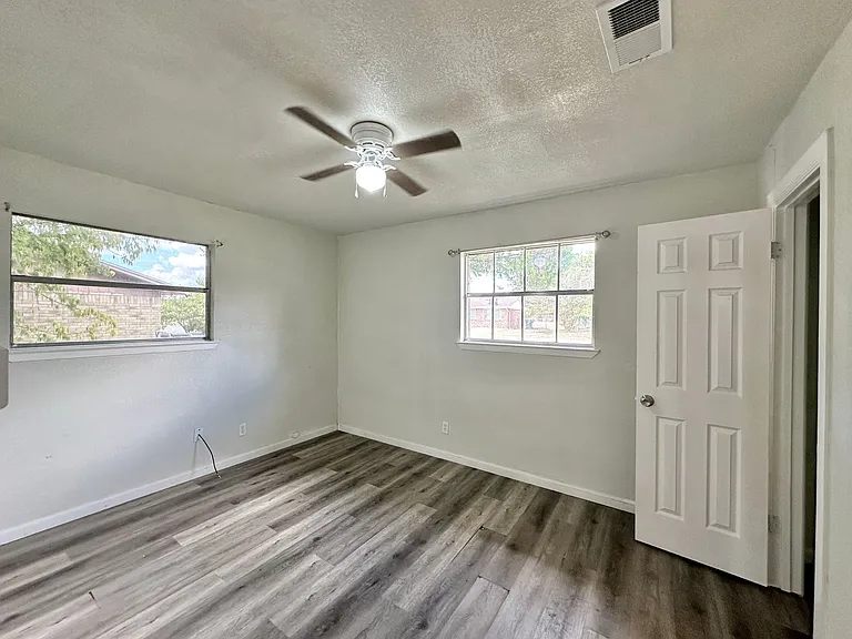 1410 Hammond Dr — Photo 13