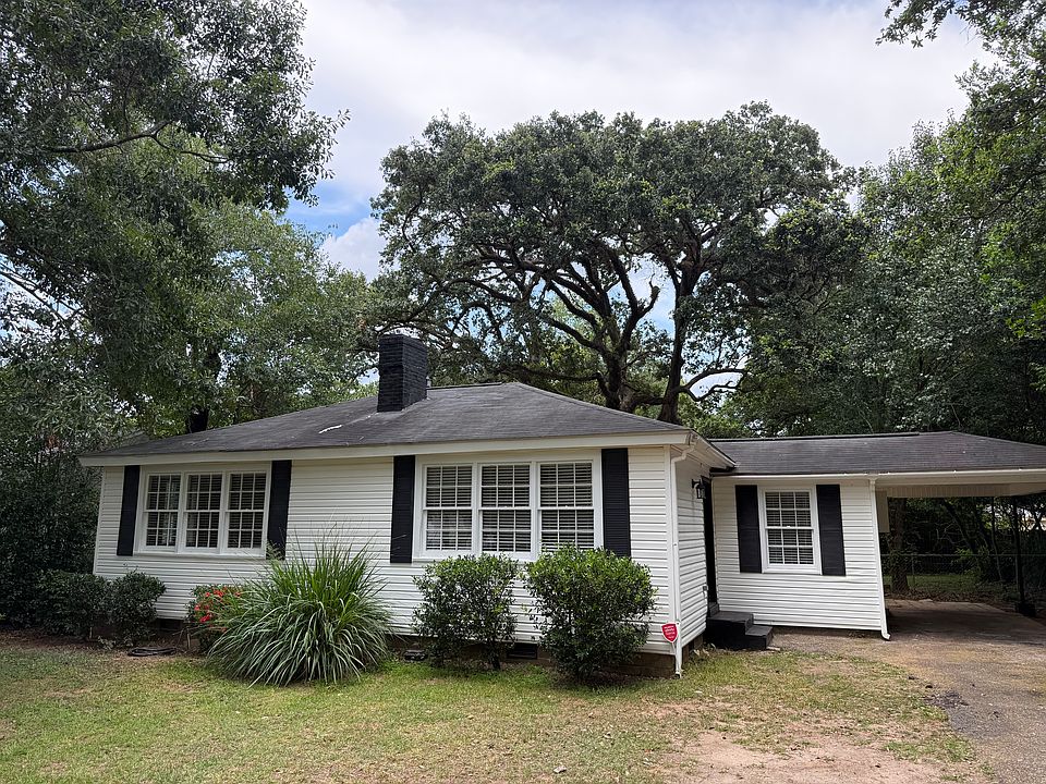 Front of house with great curb appeal