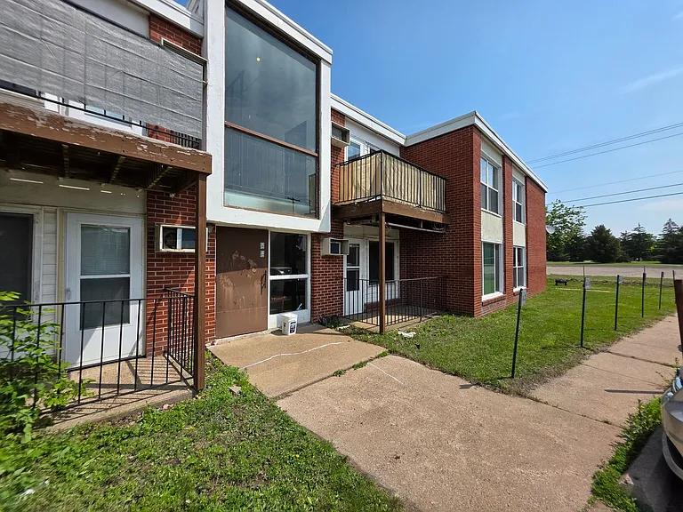 2805 Thomas Dr — Photo 2