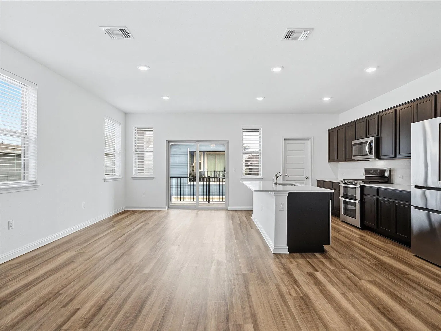 2 bed, 2.0 bath, 1458 sqft, $2,200 — Photo 2