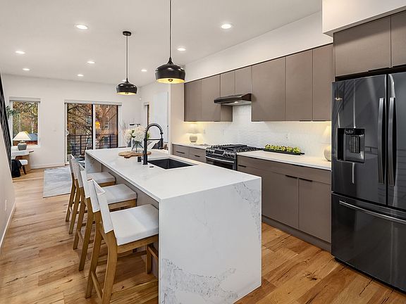 4th image of 9709 Roosevelt Way NE #A