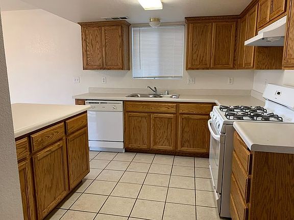 4th image of 3235 E Noble Ave