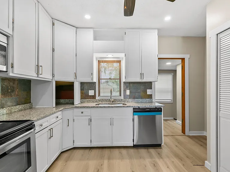 125 E Charles St — Photo 2