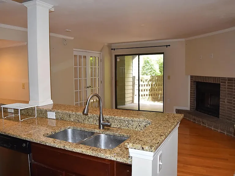 413 W 8th St #B-1 — Photo 2