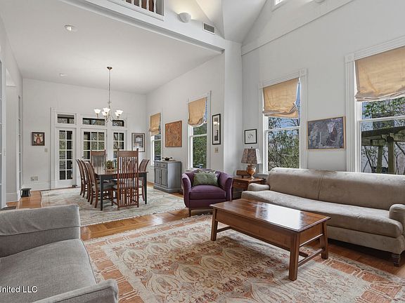 5th image of 915 Gillespie St