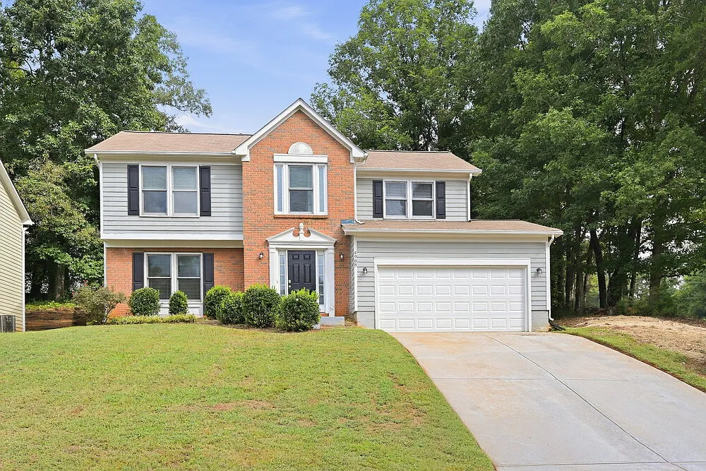 4 bed, 2.5 bath, 1936 sqft, $2,220 — Photo 1