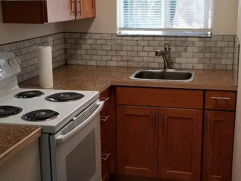 Alder Manor Apartments — Photo 7