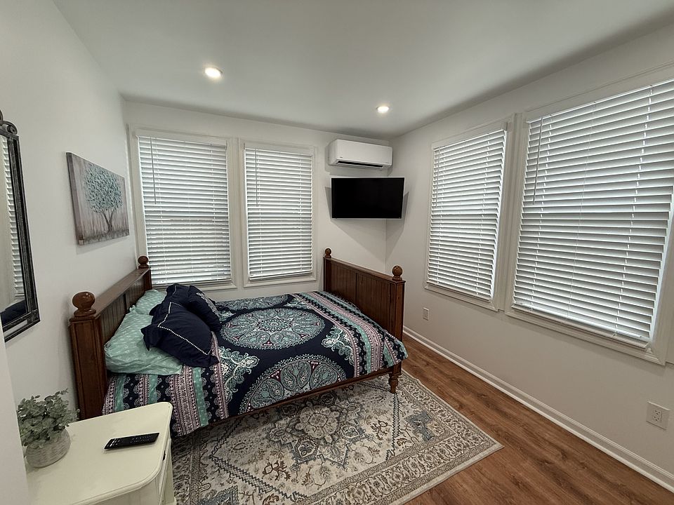 Room 2: Queen-size bed,Shared bathroom (with Room 3),Built-in closet,Smart TV
Wall-mounted HVAC unit