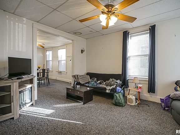 3rd image of 806 S Greenlawn Ave