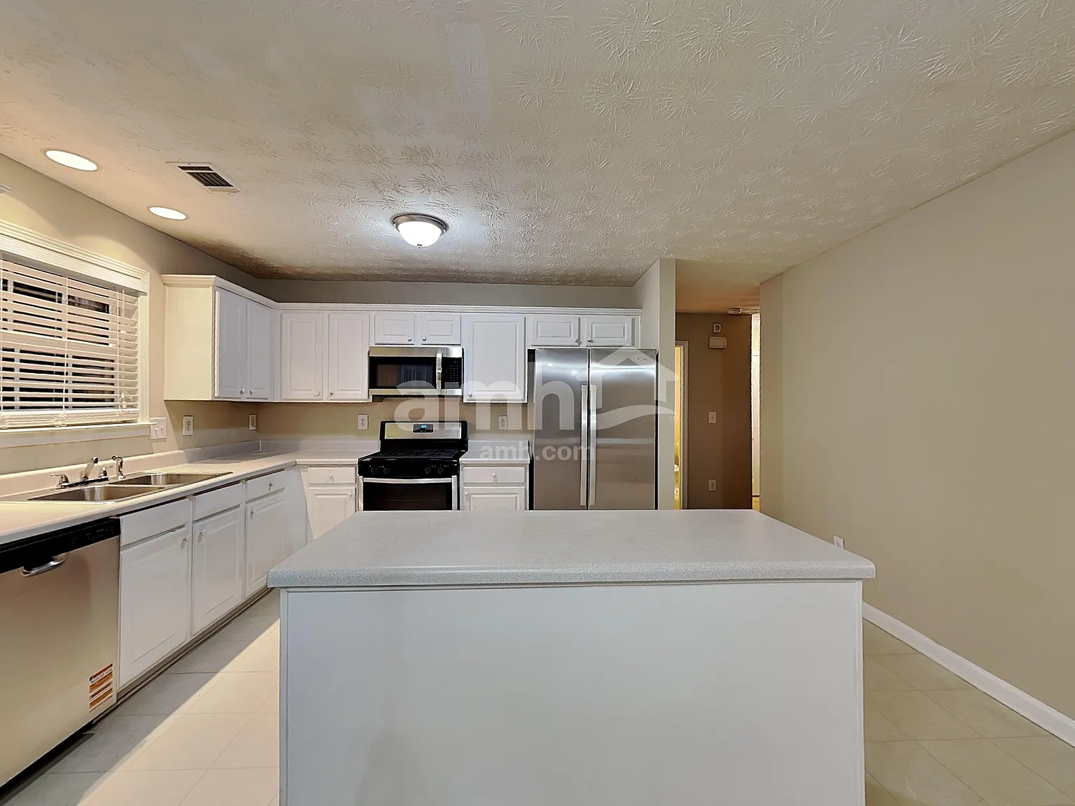 4 bed, 2.5 bath, 2298 sqft, $2,485 — Photo 3