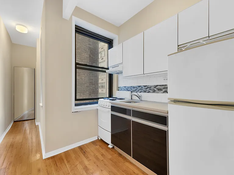 229 E 67th St #5A — Photo 1