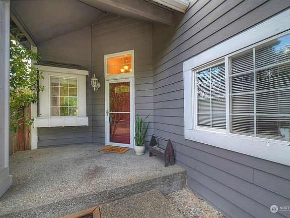 3rd image of 1023 NW Gladiola Ct