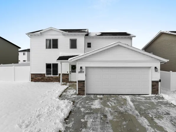 2507 Ivory St, Minot, ND 58703