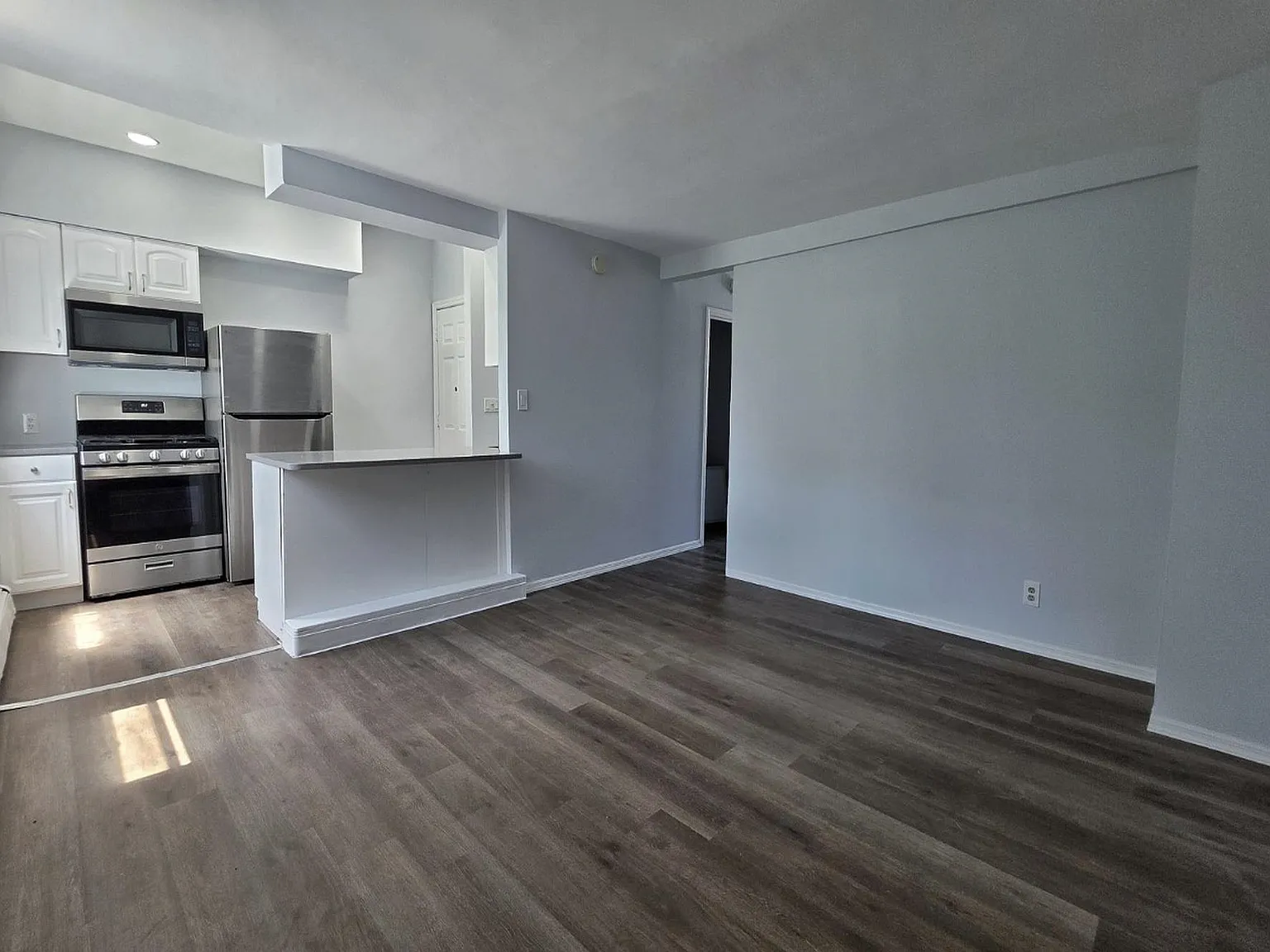 2 bed, 1.0 bath, $2,550 — Photo 2