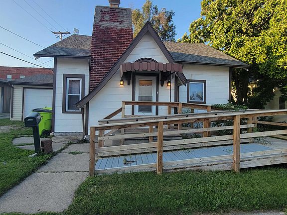 3rd image of 109 E Oak St