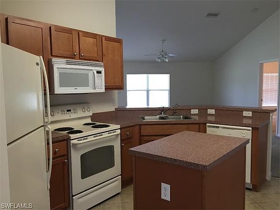3rd image of 2203 NE 35th St