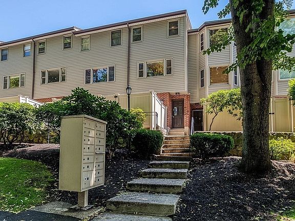 3rd image of 54 Regent Cir