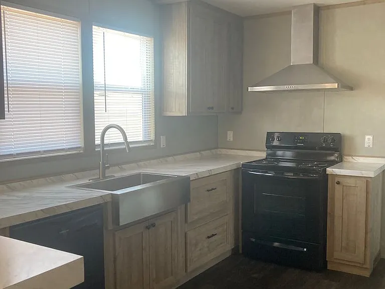 1 Trademark Ln — Photo 2
