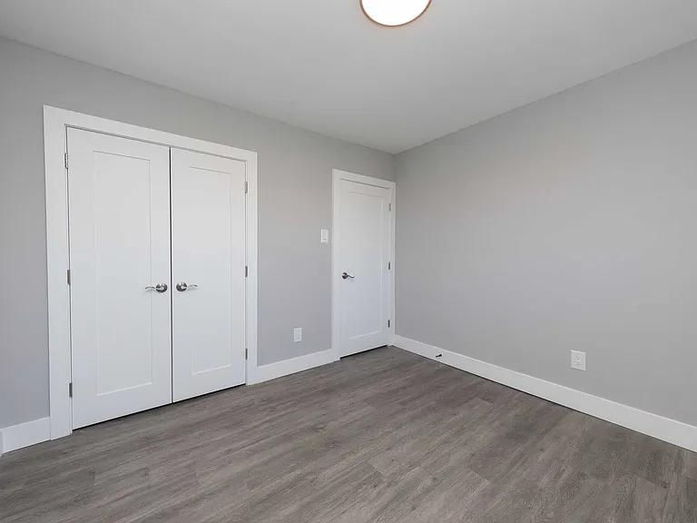 St. Laurent Apartments — Photo 5