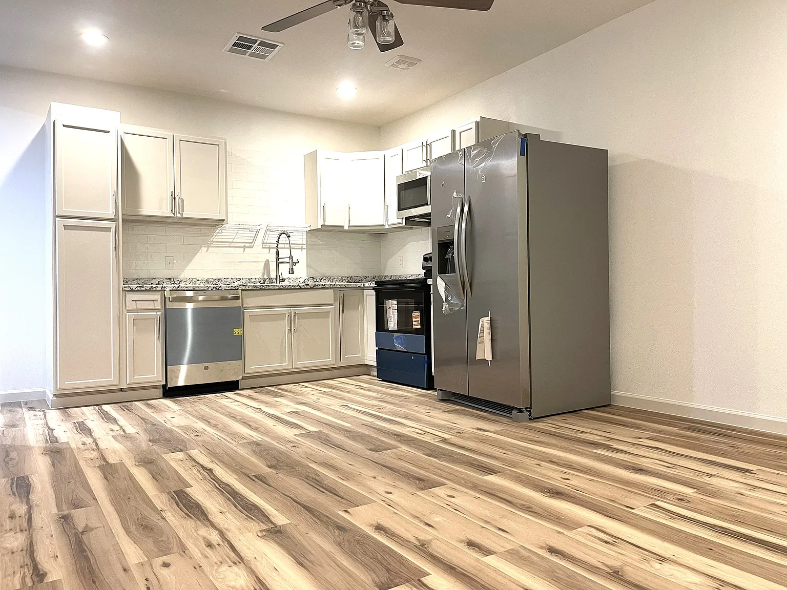 400 W Maple St — Photo 1