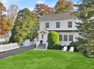 28 Lockwood Dr, Old Greenwich, CT 06870