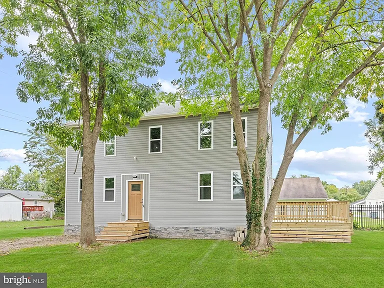 700 Moores Ave — Photo 1