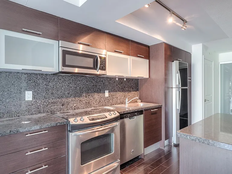 386 Yonge St #1816 — Photo 2