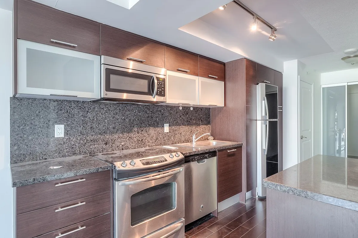 Building Photo - 386 Yonge St #1816
