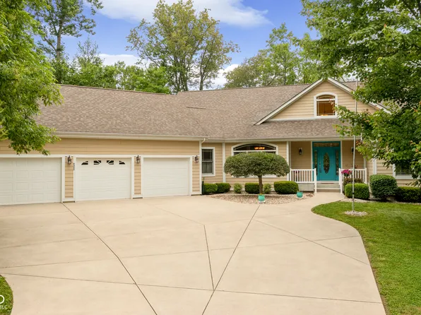 9322 W Evergreen Dr, Columbus, IN 47201