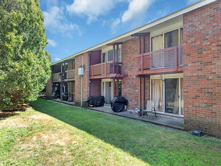 2 Essex Ln #B4 — Photo 3