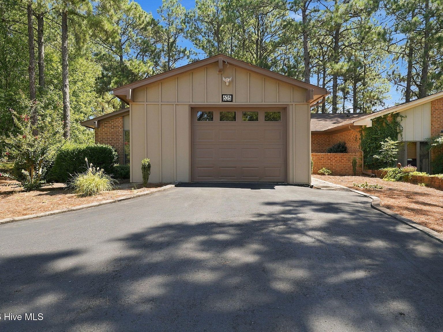 625 Redwood Drive — Knollwood Fairways & Driving Range