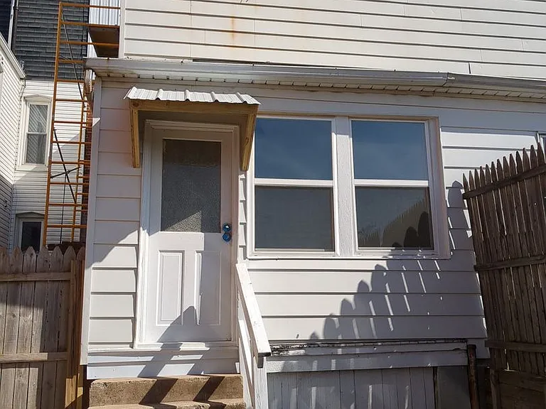 1529 W King St — Photo 2
