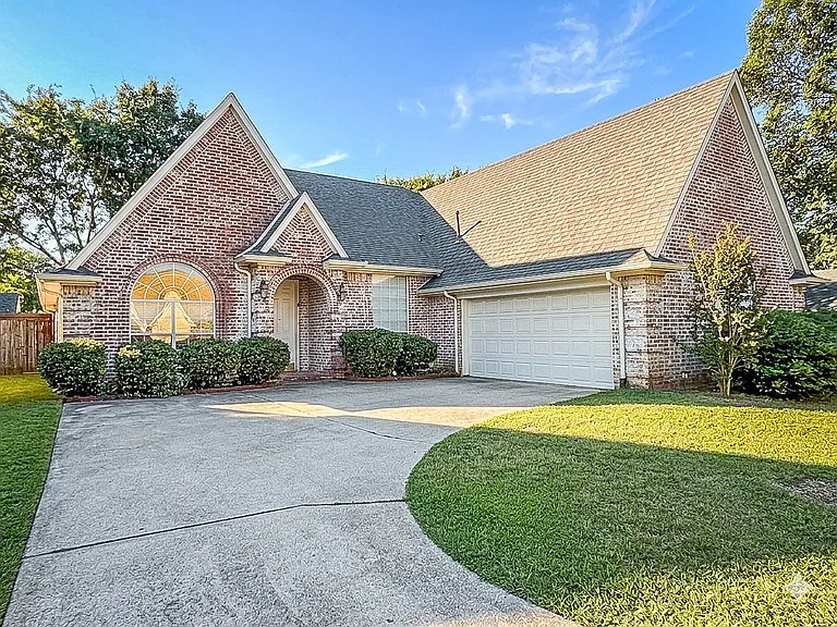 920 Carousel Dr — Photo 1