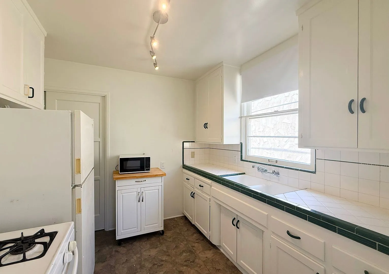 Bright & Beautiful Updated 1-Bedroom Upstairs Home Near the Beach & Sunset Cliffs — Photo 4