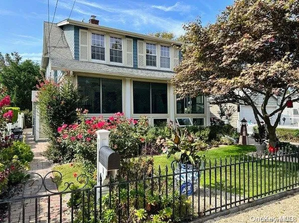 4 Jefferson Avenue, Bayville, NY 11709