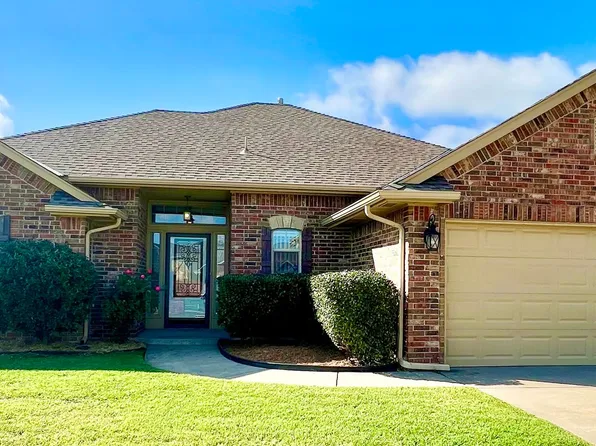 324 Madison Place Dr, Moore, OK 73160
