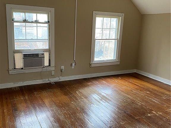 4th image of 663 Marshall St