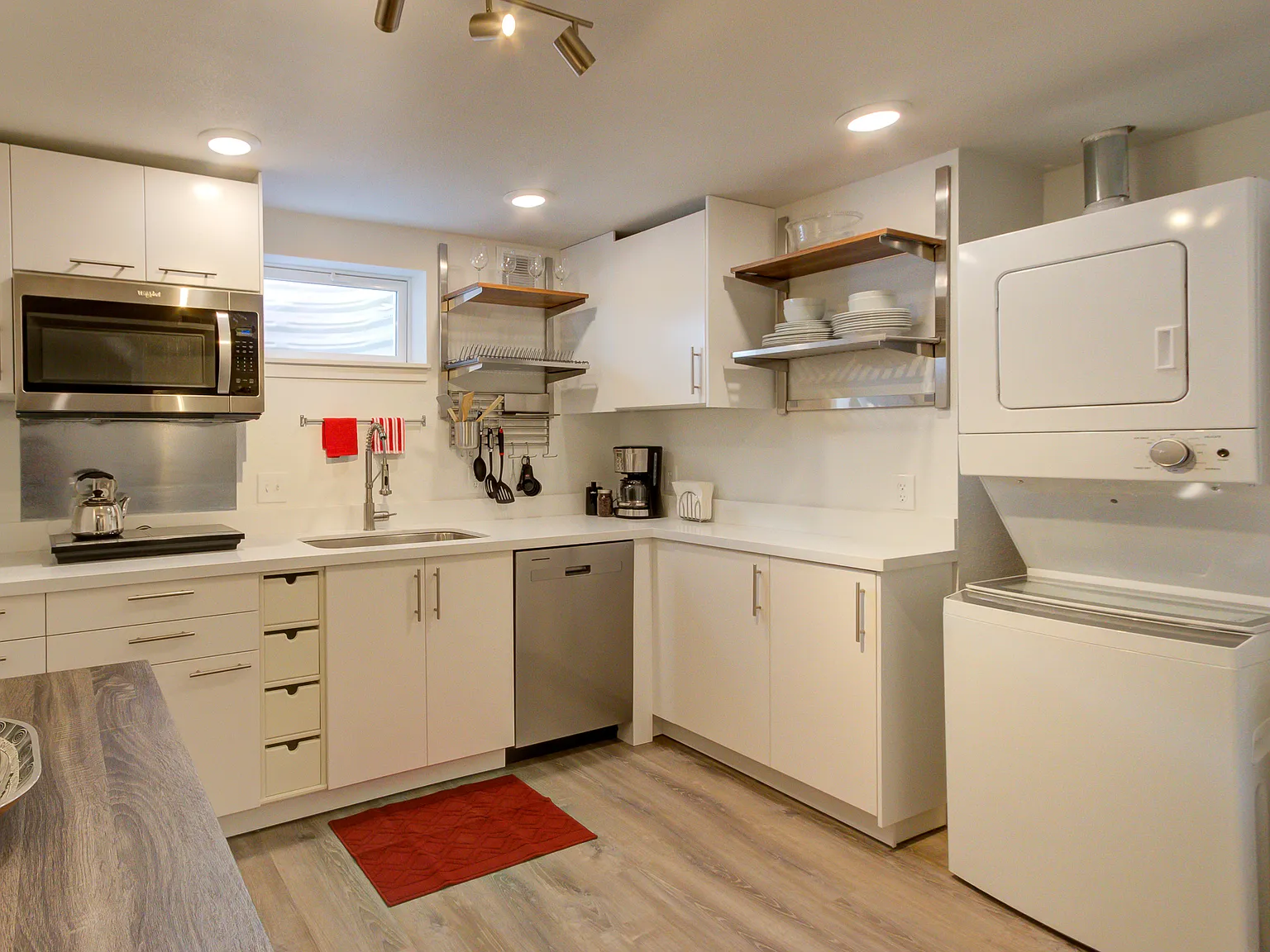2 bed, 900 sqft, $1,900 — Photo 2