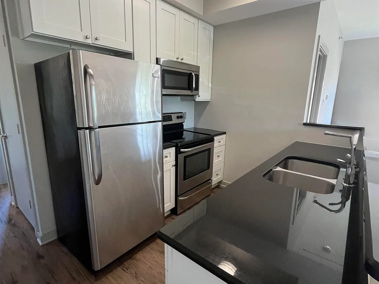 1 bed, 1.0 bath, 691 sqft, $895 — Photo 4