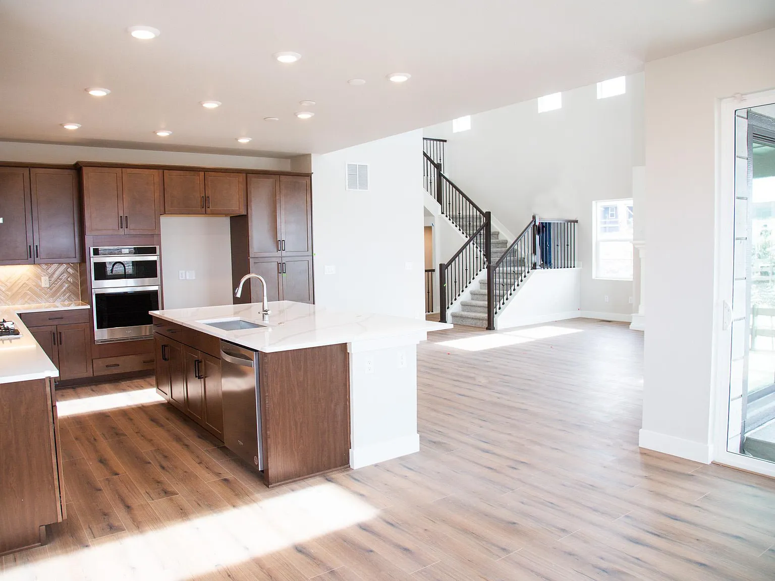 4 bed, 3.5 bath, 3394 sqft, $4,200 — Photo 2