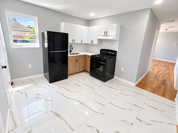 2nd image of 472 S 15th St #3