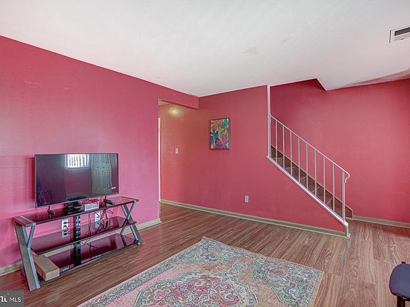 3rd image of 465 Barrister Pl