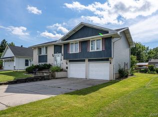 93 Harding Rd, Williamsville, NY 14221