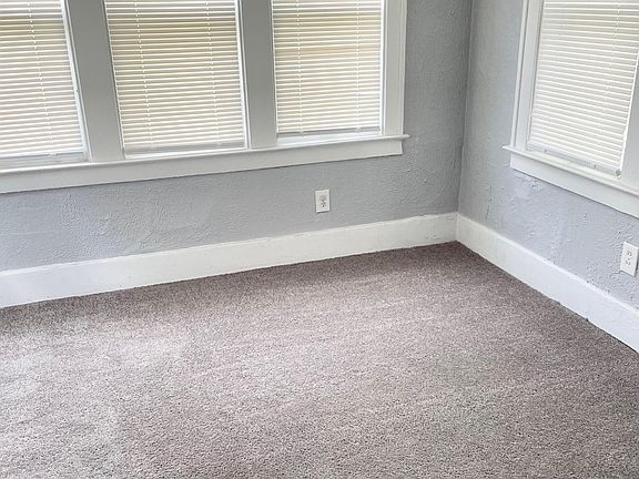 5th image of 15719 Auburn St