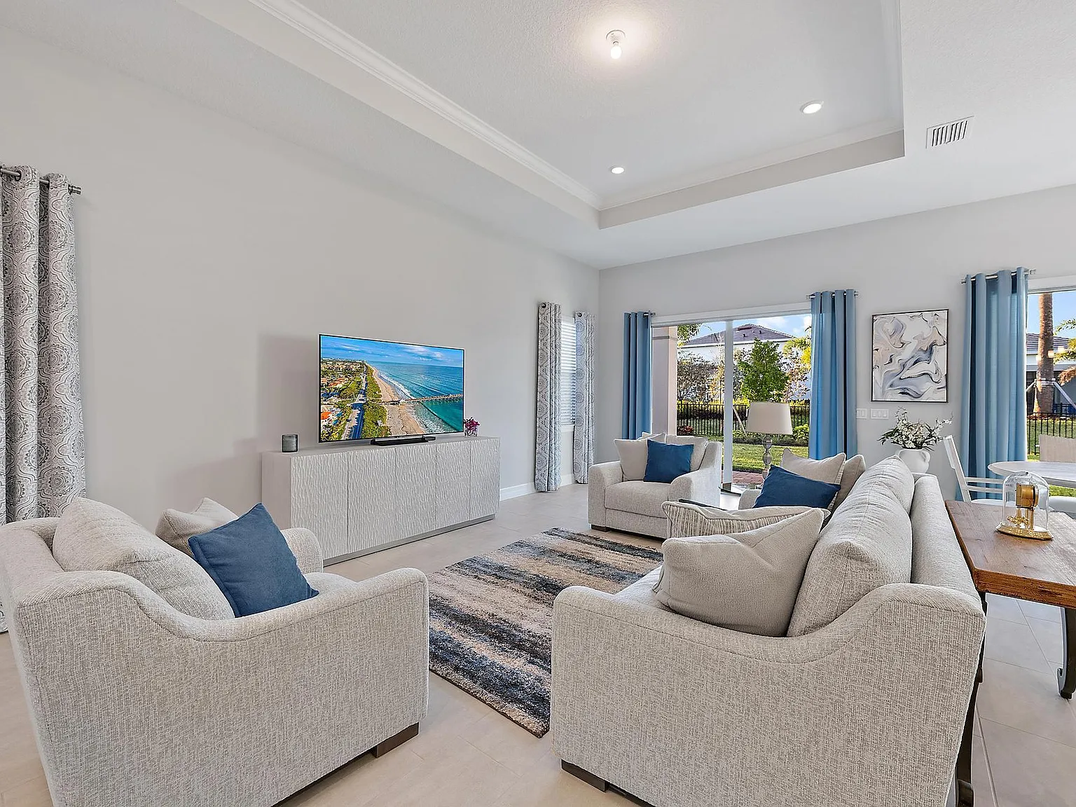 3 bed, 3.0 bath, 2258 sqft, $4,500 — Photo 3