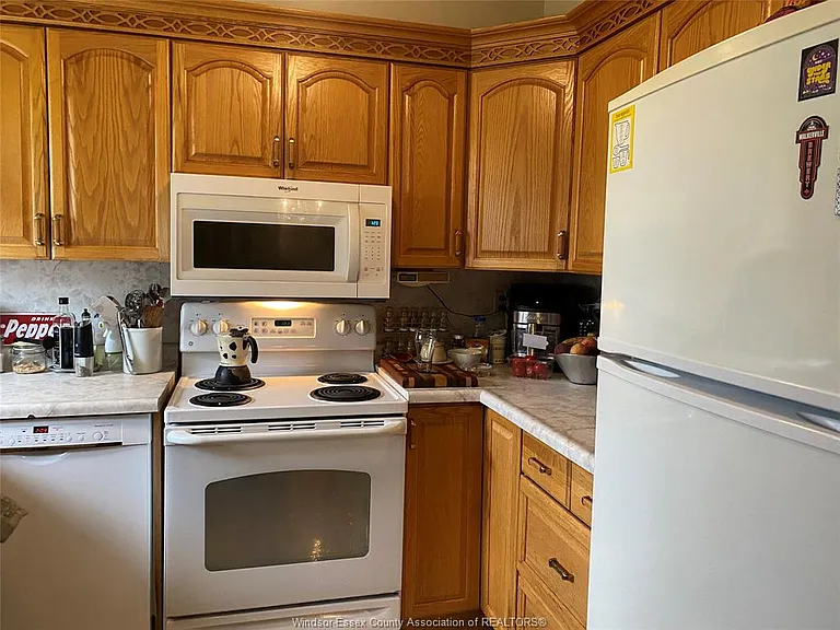 1389 Victoria Ave — Photo 4