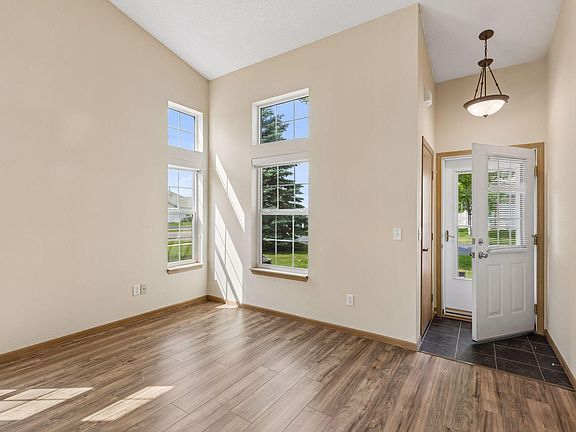 4th image of 50 Bridgewater Trl