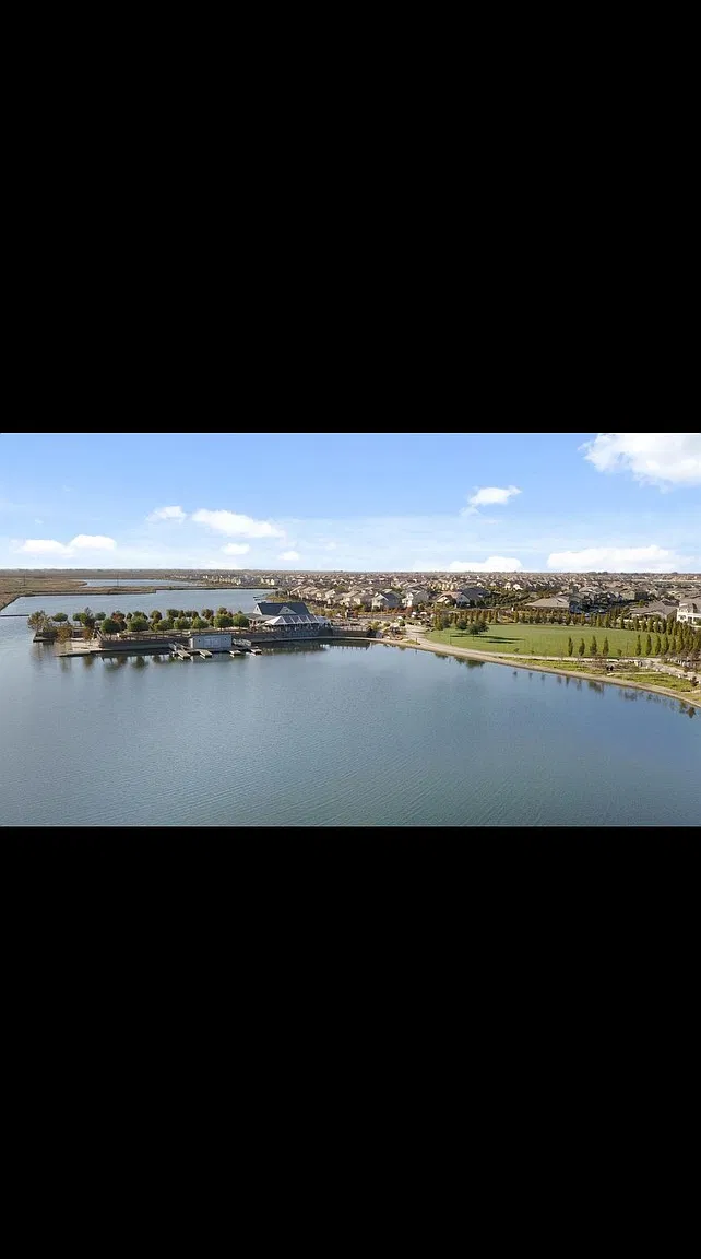 4 bed, 2.5 bath, 2351 sqft, $3,800 — Photo 1